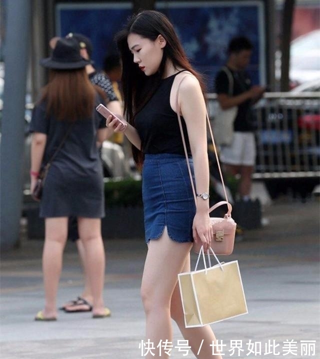  「美女」美女这个打扮花足了心思，轻松吸引眼球！