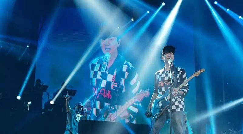 除了 Supreme 弹珠机还有什么?JJ 林俊杰近期上身潮物汇总