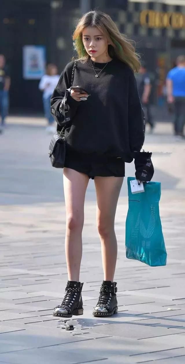黑色卫衣搭配超短裤，夏末这样穿没出新高度!