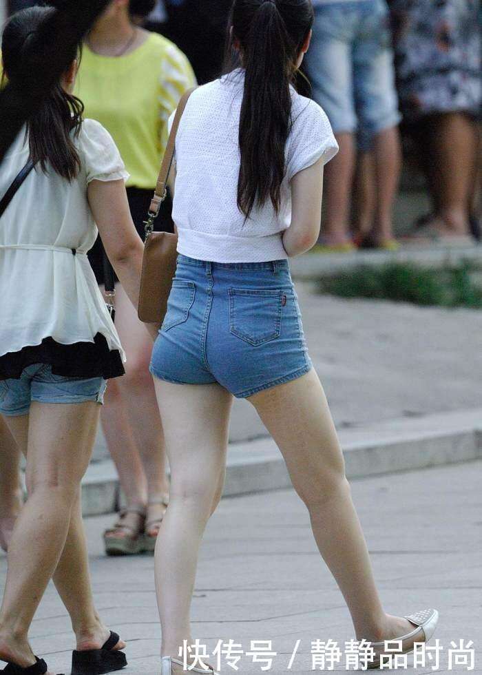 街拍: 身材紧致的小姐姐, 超短裤穿的火辣辣