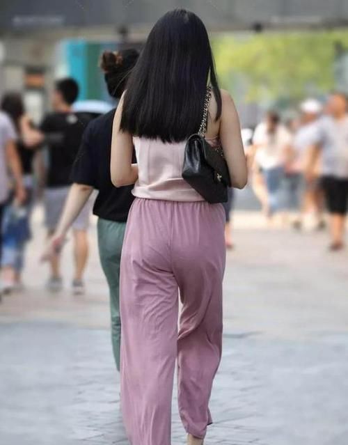  『短袖』美女时尚街拍：优雅闲适的美女，一件紫色短袖配牛仔短裤，时尚唯美气质