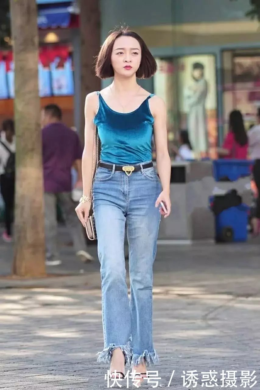 甜美小姐姐这样的服装穿搭很是诱人，紧绷的翘臀给人带来活力