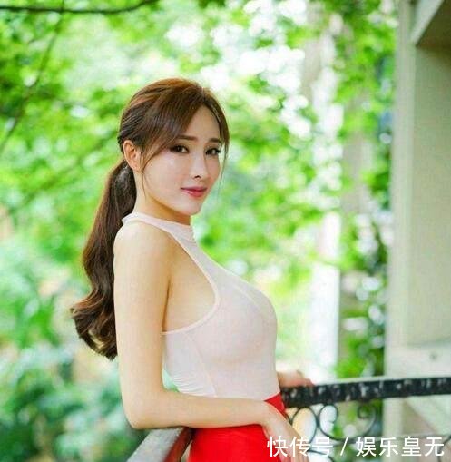 包臀裙性感中不失得体, 露出大长腿, 曲线身材尽显无遗!