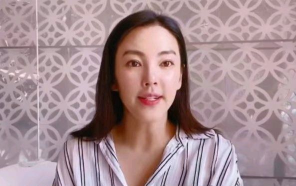 看起来@加美颜还是一样的僵, 在家胖到锁骨都没了!,张雨绮久违露面,