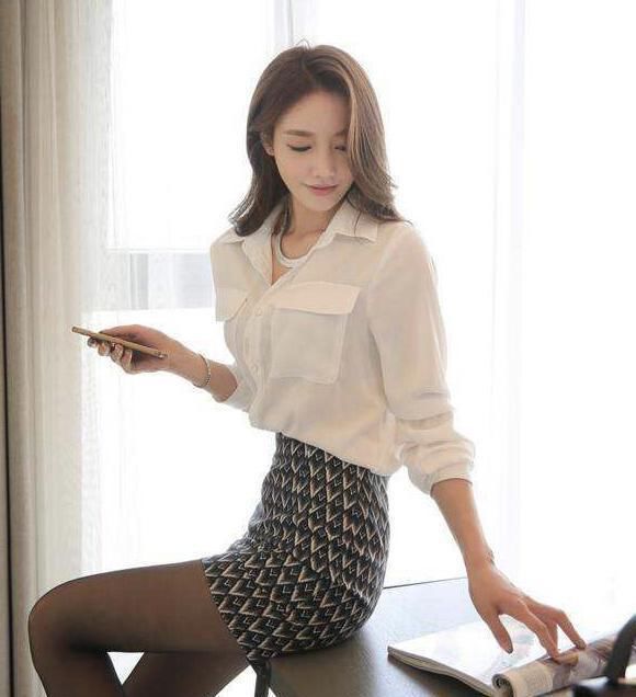 短裙配高跟鞋，清爽性感