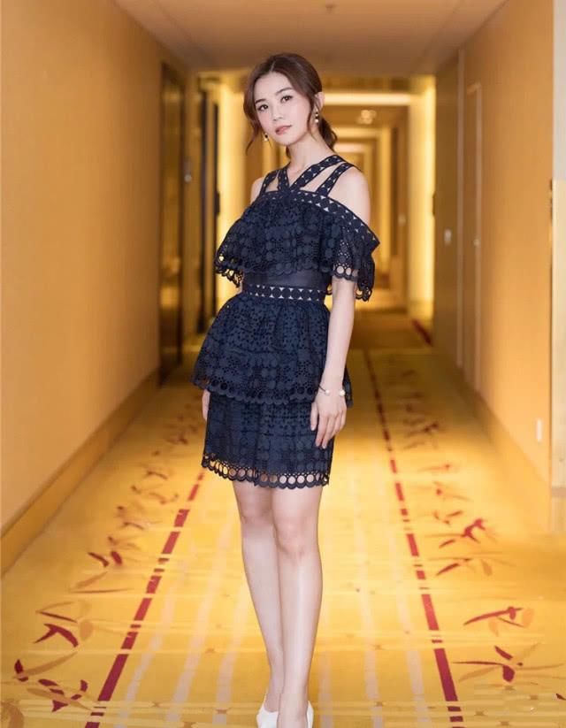 【 甜心】半透明的质感很撩人，甜心变御姐！蔡卓妍一袭裸粉色长裙亮相