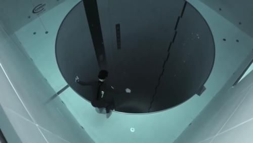 世界上最深的泳池“深不见底”，花费3000元，美女们纷纷来挑战！