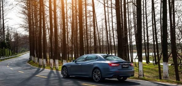  『汽车』汽车跨界时尚圈:你见过车头车尾是渐变色的车