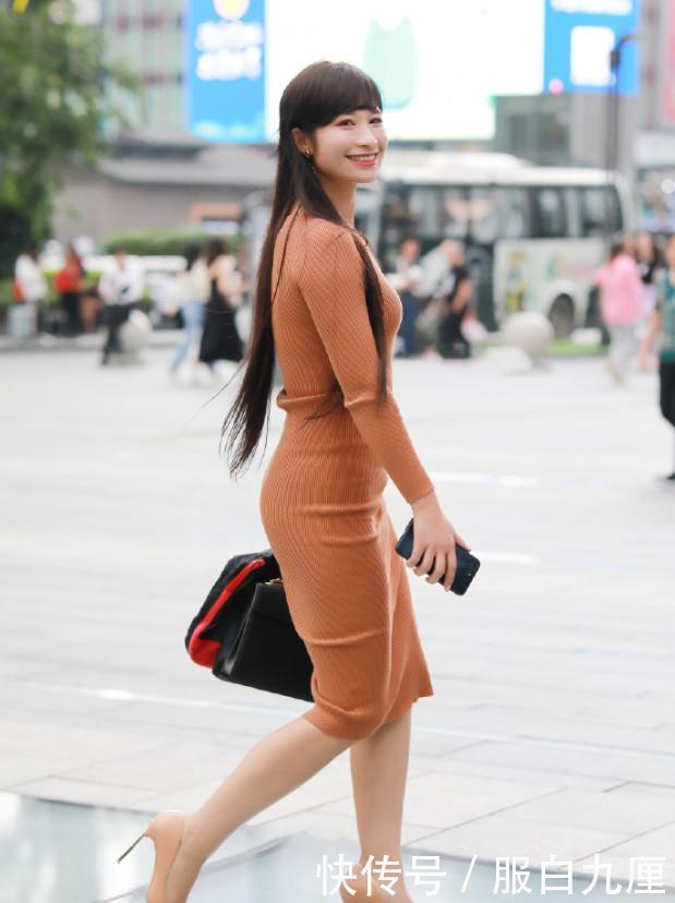 「 微笑」时尚的裙子藏不住她的好身材,街拍:微笑的女生真好看