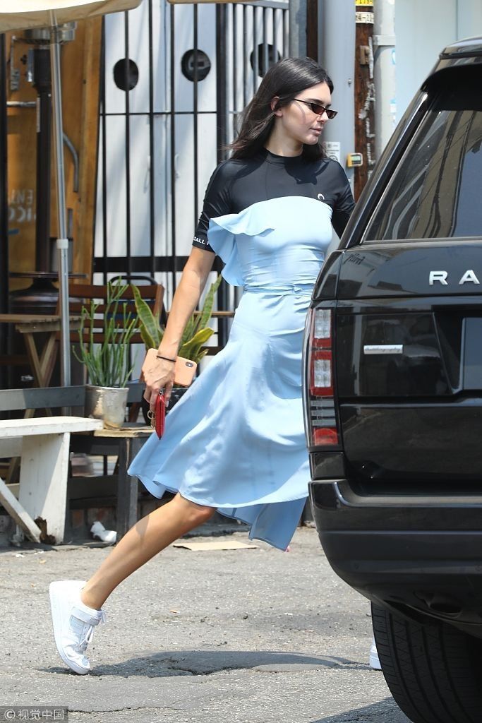 师从关晓彤？肯达尔仙气长裙套T恤搭配很迷  与友人用餐送上大大