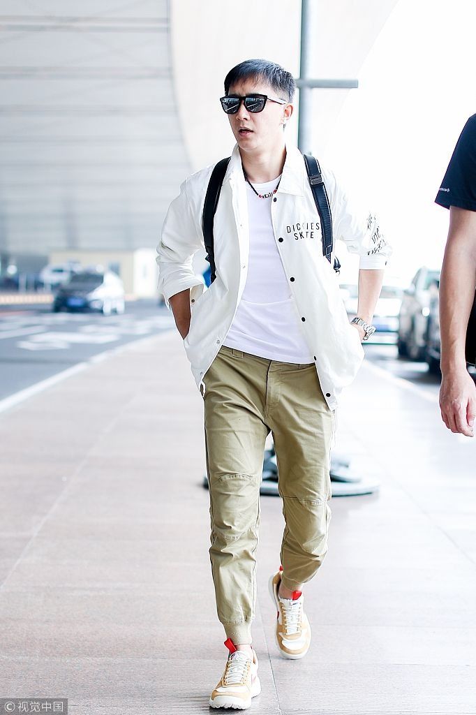 重回鲜肉时代！韩庚酷暑天穿长衣长裤扮潮 边走边卷袖子帅炸天
