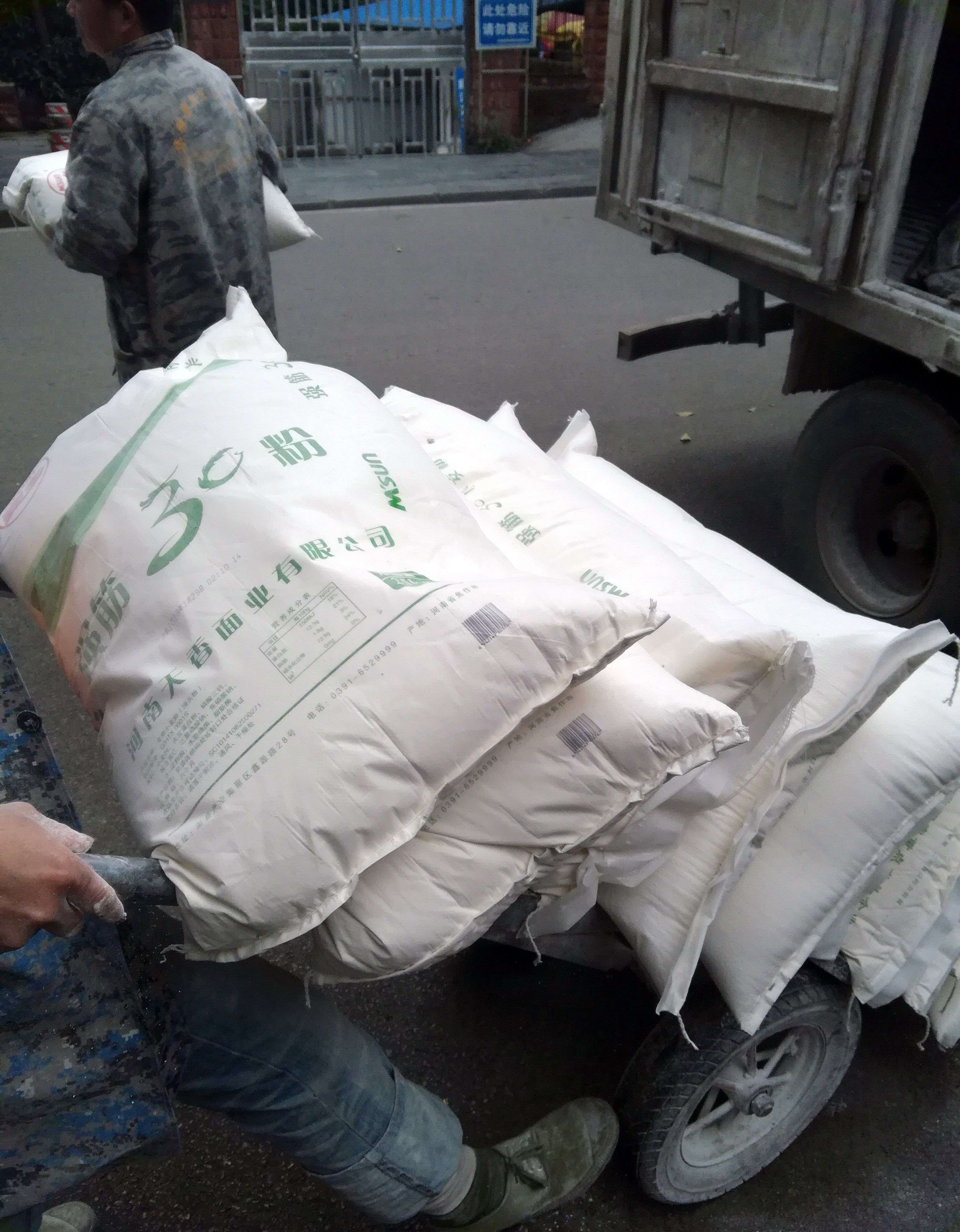 湖北宜昌:工人搬运面粉，白面腾飞;面粉来自河南