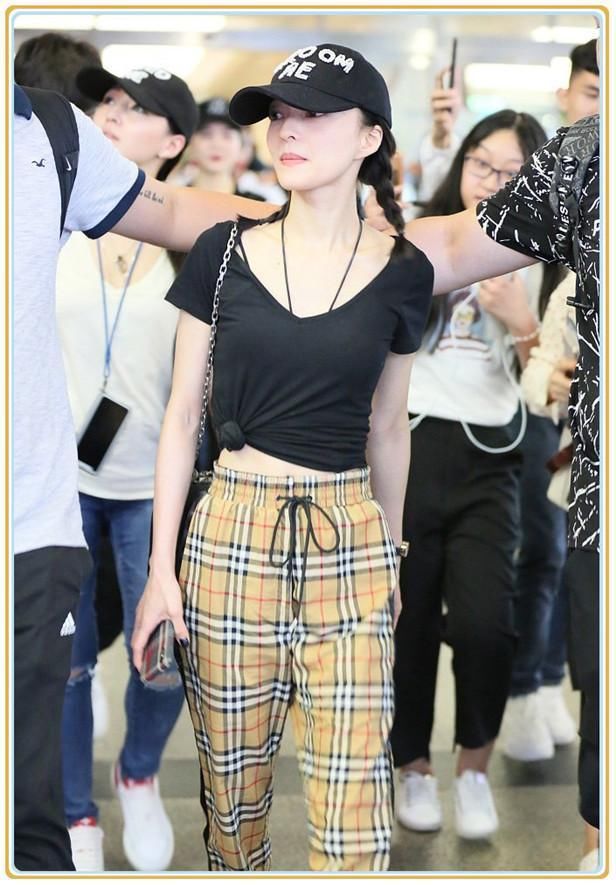 没张韶涵的小蛮腰真别穿紧身T恤，像马思纯一样勒出赘肉就尴尬了