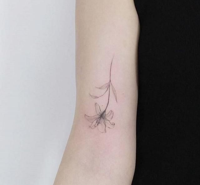 性感又充满魅力的花卉纹身，漂亮小姐姐们最爱的纹身图案!