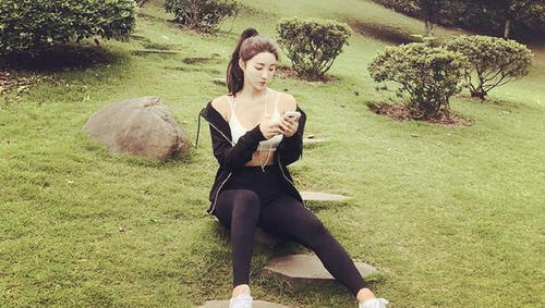 青春靓丽的打底裤美女，秀出玲珑有致的身姿，让人一眼难忘！