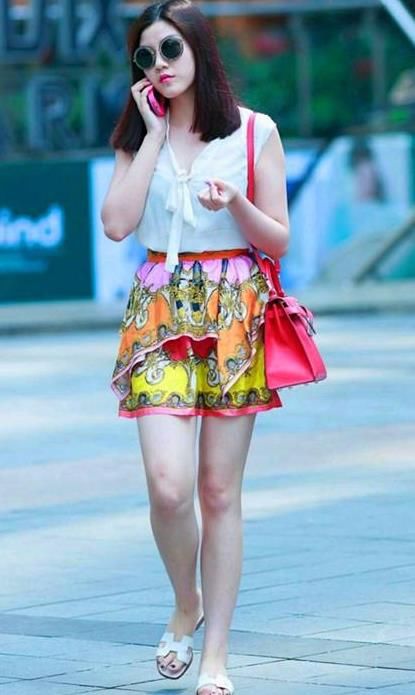  『软玉温香』街拍：软玉温香的美女，一件白色上衣配灰色短裙，时尚优雅气质