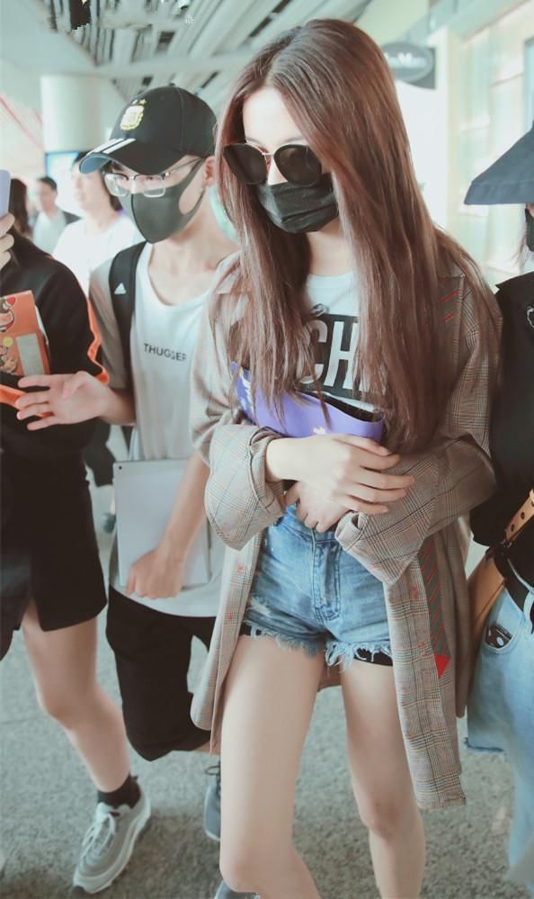 杨超越短裤穿的又短又紧,安全裤又一次实力抢镜,网友:不如不穿