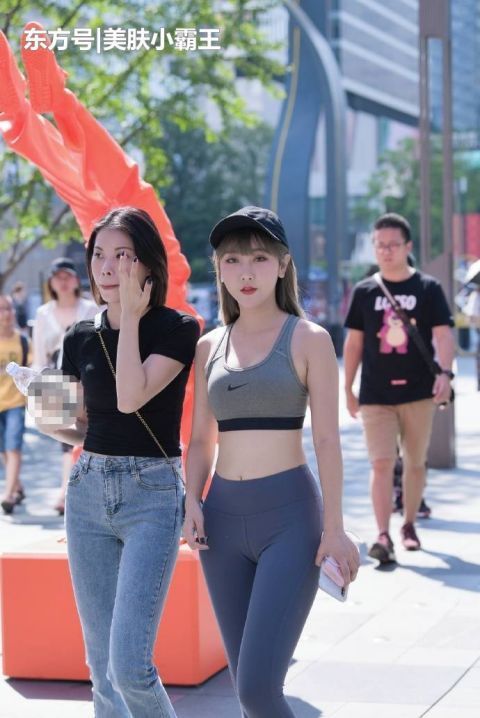  【特别】街拍：清新淡雅的打底裤姑娘，身材紧致匀称，特别有魅力
