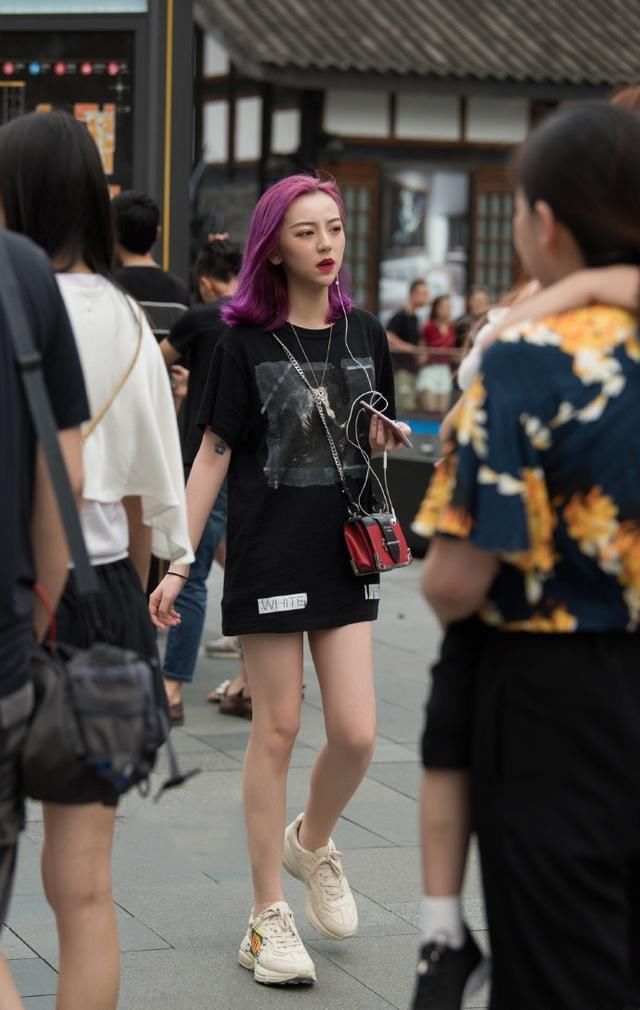 小姐姐散步,高雅大方十足气质,身材很是迷人!