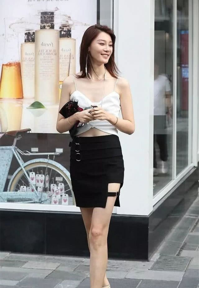  『迷人』路人街拍,姑娘清爽利落十分迷人,穿绿色的连衣裙,十分的成熟