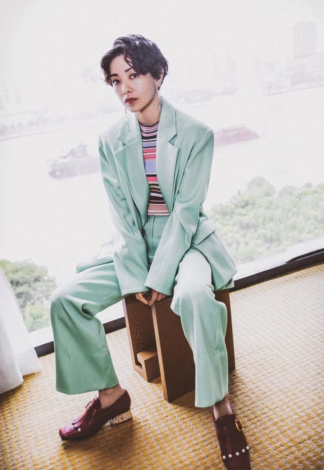 郭采洁这个颜色从头到脚看了都仙，好看到让人没词夸