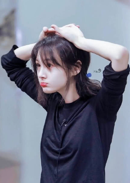 被传恋情后郑爽又顶着素颜出来了，这一次终于不再“邋遢”了！