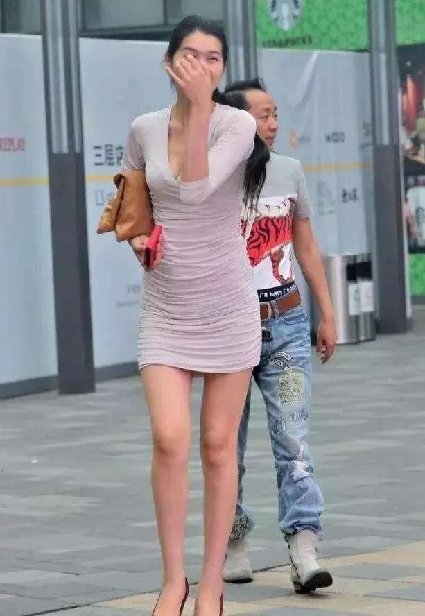 街拍: 偶遇30岁成熟美女 跟矮了一头的老公一起逛街啥感觉?