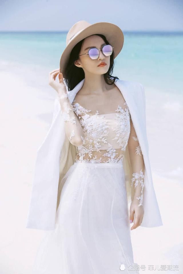 张韶涵真省布料！上身就靠一块布遮住重点，网友：我可不敢穿出门