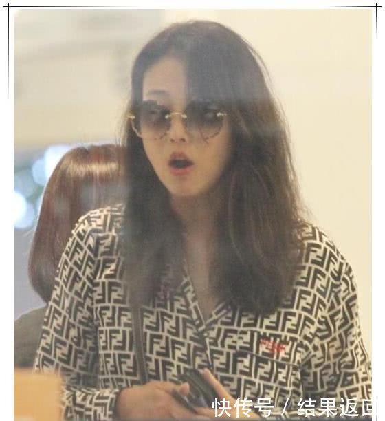 51岁周海媚厉害了！睡衣出街丝毫不显老气，无修图比精修图还美