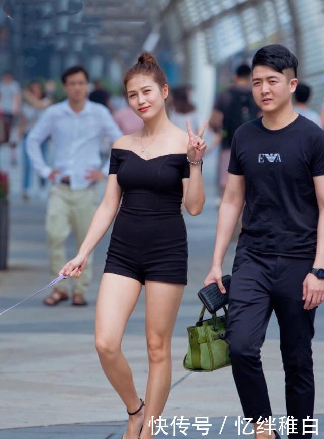 「 女人」丰腴有致,独特风韵,女人味十足,街拍:明眸皓齿可爱至极