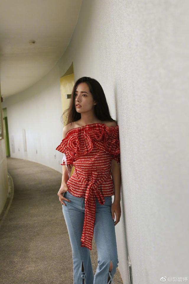 郭碧婷出席活动，礼服上半身开好大，网友：以前的清纯气质全没了