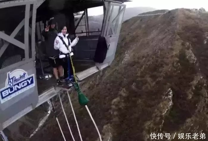 女子蹦极时没系保护绳就被工作人员推下?