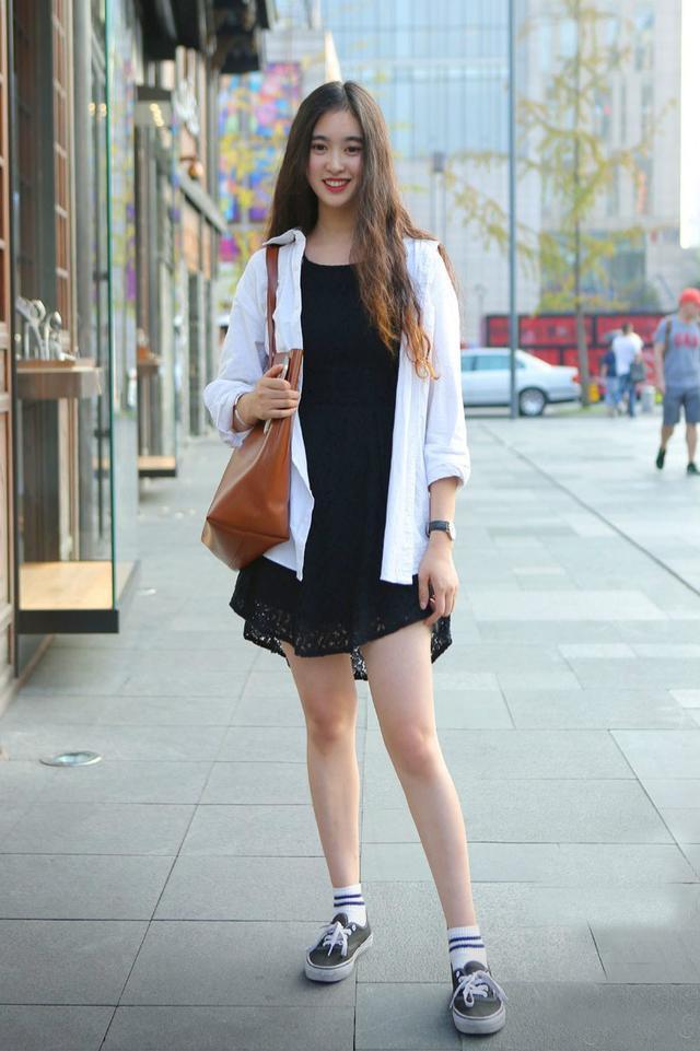 时尚街拍，身材柔美蜂腰细腿，让人着迷，过目不忘