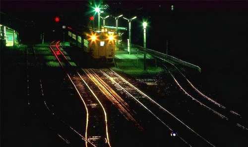 火车经过一些站时,为什么列车员会强制拉上窗帘?乘客说出了实情