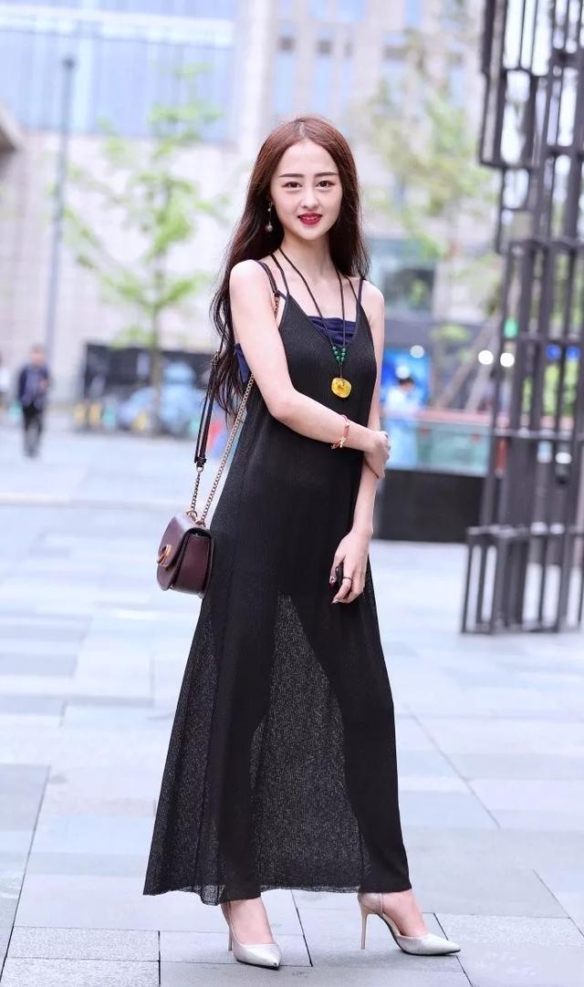 偶遇美女，青春亮丽晶莹剔透，完美的身材！