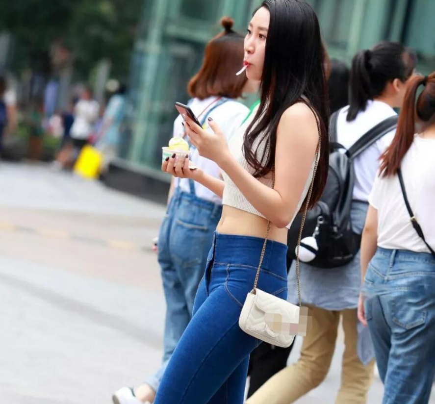 美女时尚又性感，这么瘦的紧身裤你都能穿进去，厉害了!