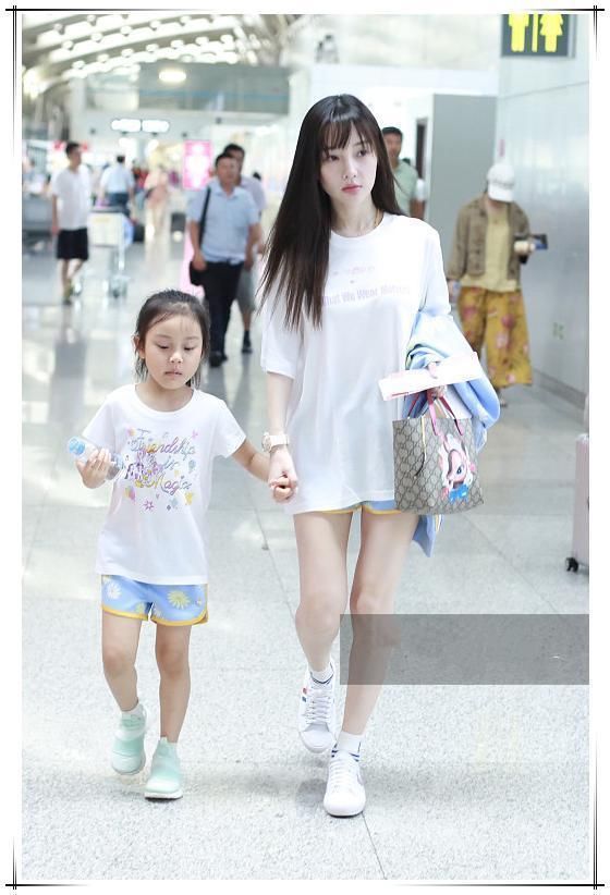 当李小璐换下短裤穿长裤，网友直呼：美炸天！当妈就该有当妈的样