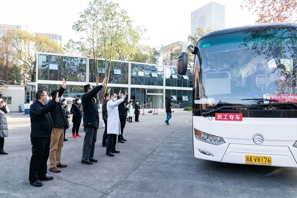  「病区」华西医院派驻63人接管成都市公卫中心重症病区