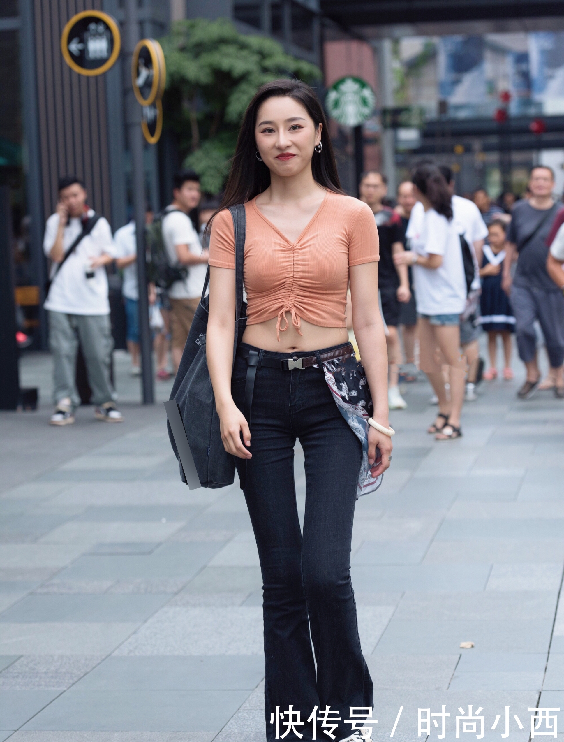  「巧妙」美女的衣服很时尚，还巧妙的搭配了一张手帕