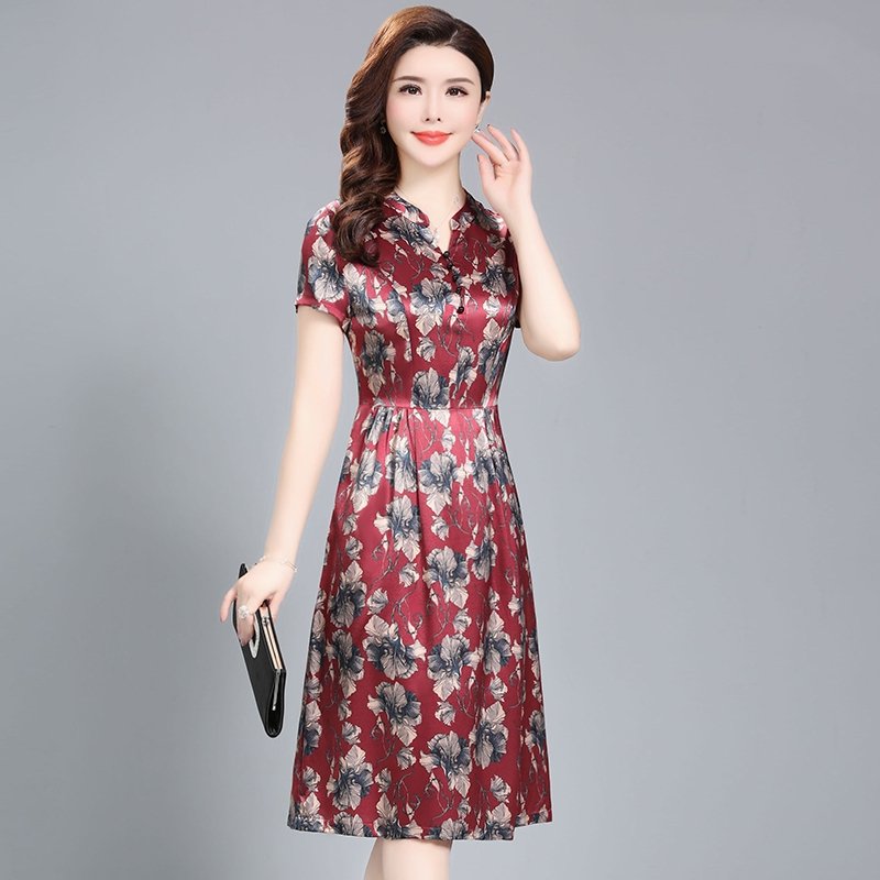 到了40的女人，也别穿太土!8月新出炉“妈妈装”，显嫩又显高