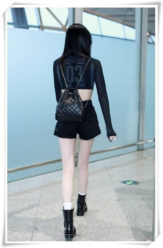 当奚梦瑶和张天爱同穿裹胸紧身衣，才知道身材和气质哪个更重要