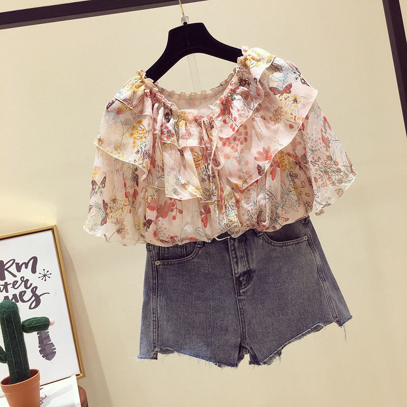 难怪嫂子一直这么美嫩，原来都穿这娃娃衫+短裤，衬肤减龄超洋气