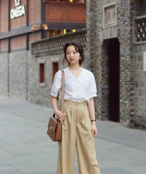 街拍：简约时尚的穿搭温柔之中又带有干练，小姐姐的长相也很美！