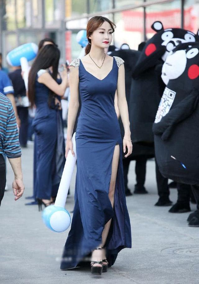 路人街拍：修身牛仔裤搭配露脐装很性感，皮肤白皙的小姐姐真美