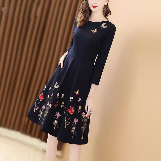 国庆节聚会，若小姨穿上这款：“金丝绒”秋裙，一定美到无懈可击