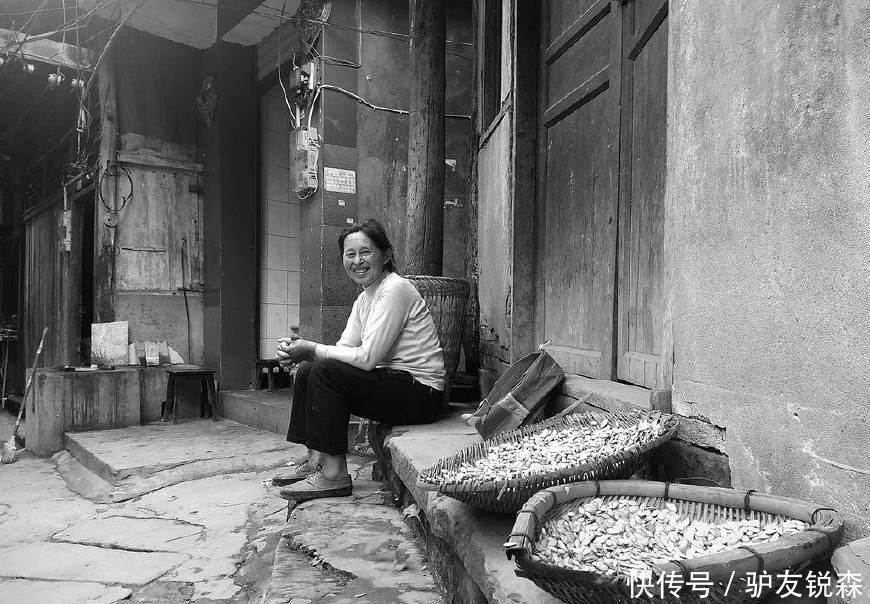 这座四川古镇藏在大山里已有一千多年，镇上老人孩子居多