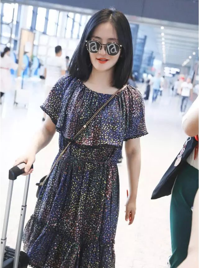 谢娜穿7千块的裙子难得美了一回，却被助理抢镜了，网友:尴尬不?