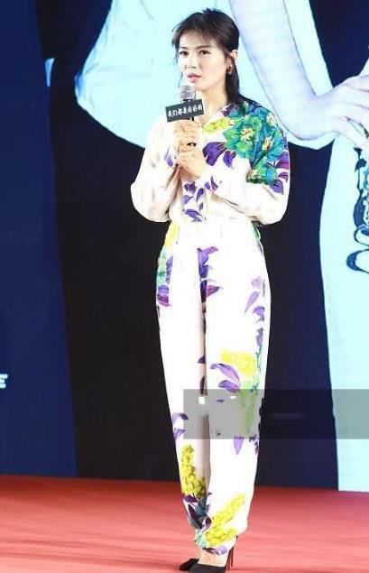 许晴穿连体裤，刘涛穿连体裤，区别真大，网友：不敢相信她40岁了