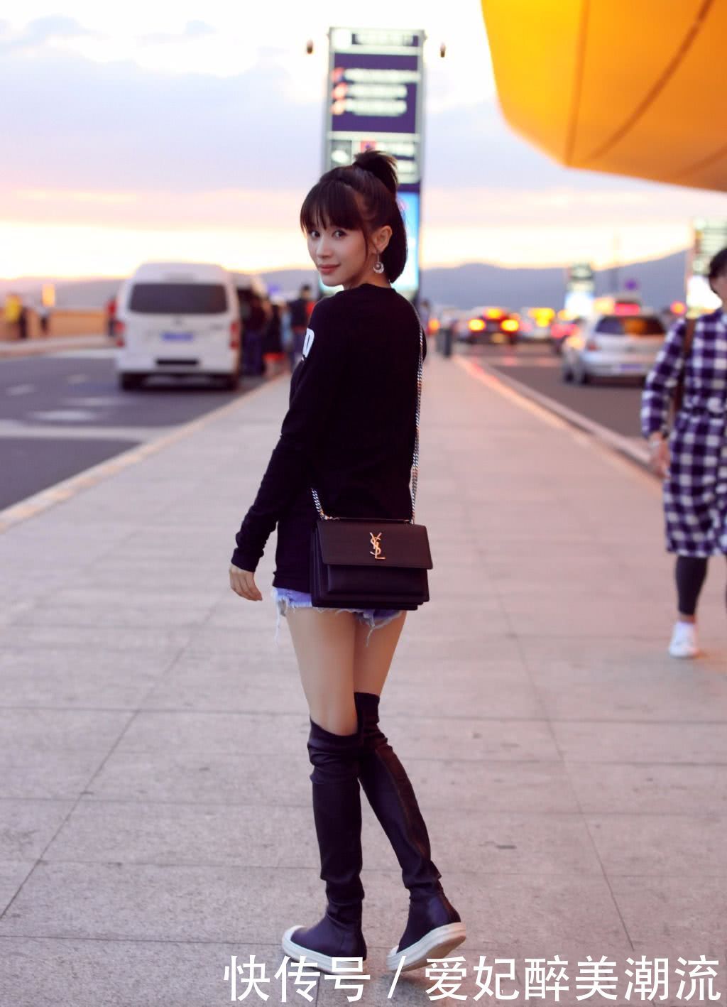 王子文为了显腿，短裤都短到链条这儿了，网友：是大长腿没错了！