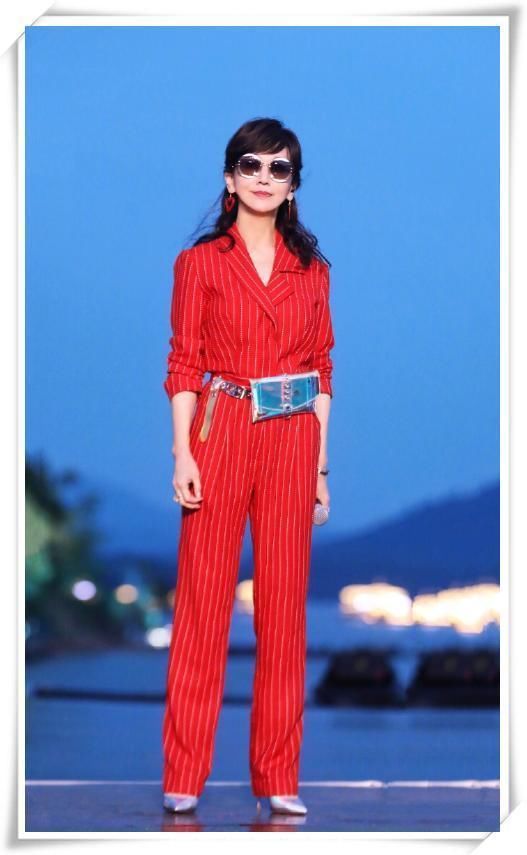 赵雅芝一袭红色连体裤穿出时尚新高度，网友:奶奶上厕所咋办啊?